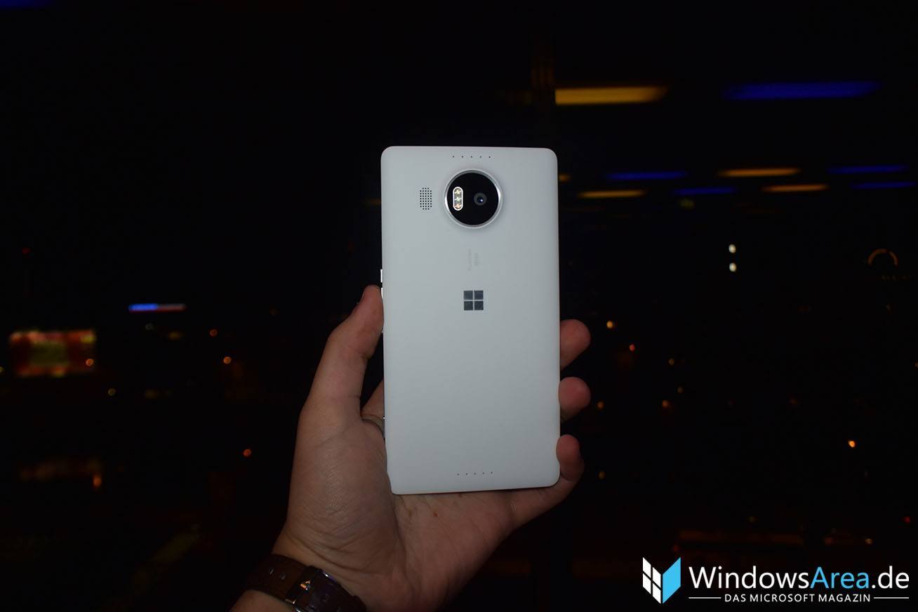 Microsoft Lumia 950 XL rückseite weiß hand