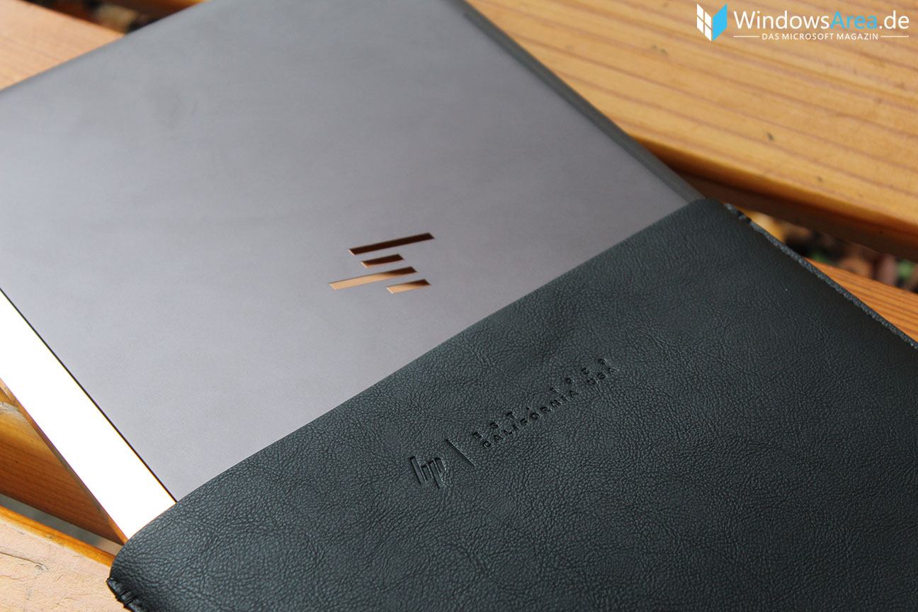 hp-spectre-13-test-review-seite-sleeve-hp-logo