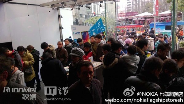 China: Nokia Lumia 920 Lieferung erzeugt lange Warteschlangen und war binnen 2 Stunden ausverkauft