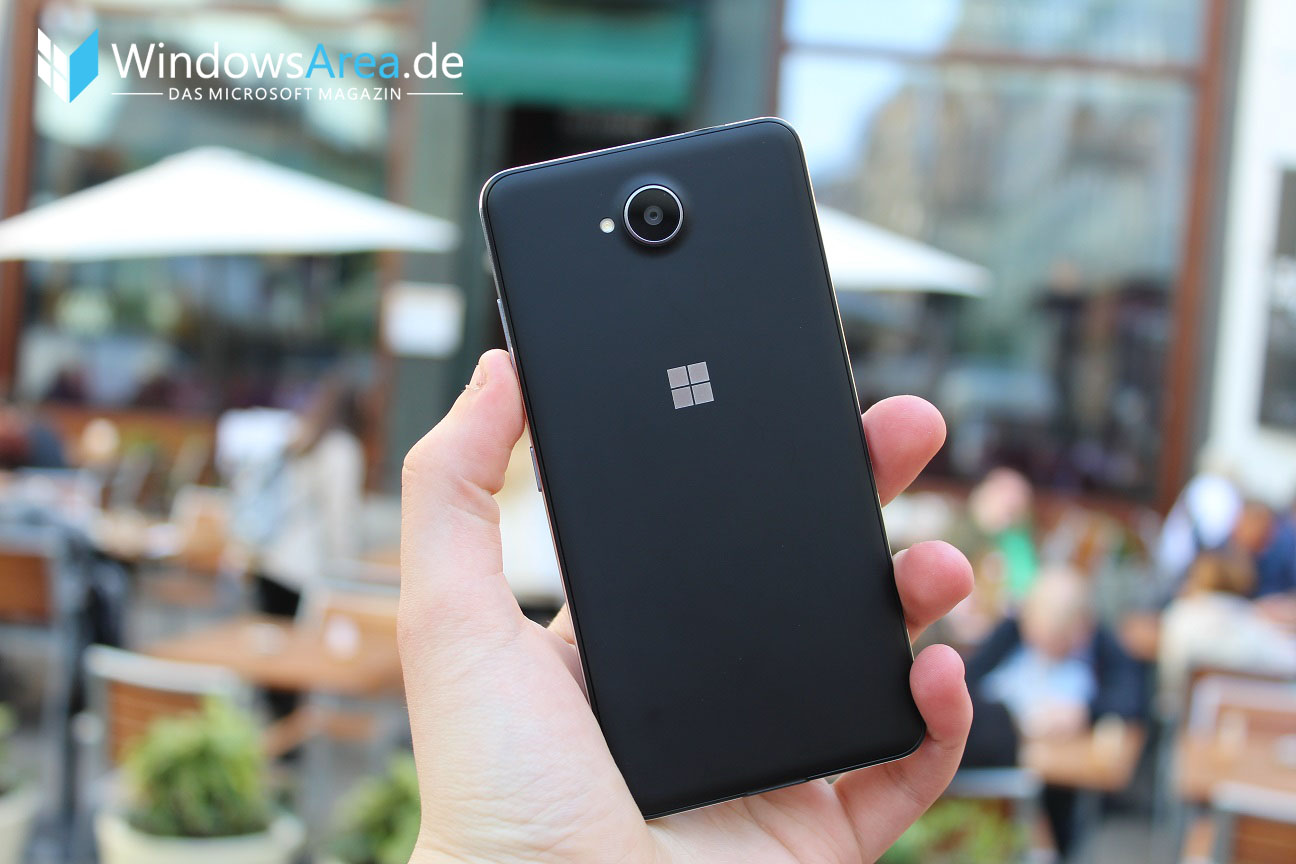Microsoft Lumia 650 Review Test Rückseite schwarz Hand