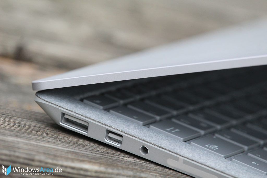 Surface Laptop, von der Seite fotografiert, um die USB-Anschlüsse hervorzuheben.