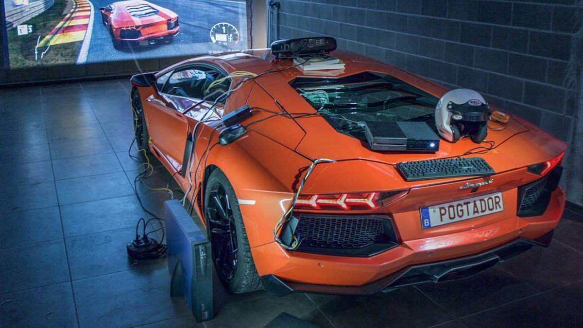 Mann nutzt echten Lamborghini zum Spielen von Forza 7