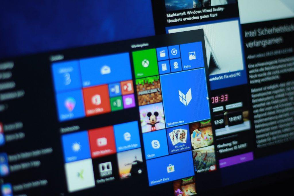 Das heutige Titelbild zeigt das Windows 10 Startmenü aus einer älteren Windows-Version, noch mit den bunten Kacheln eingefärbt in einer blauen Akzentfarbe. Außerdem wurde das Startmenü mit einer Kamera von einem Bildschirm abfotografiert.