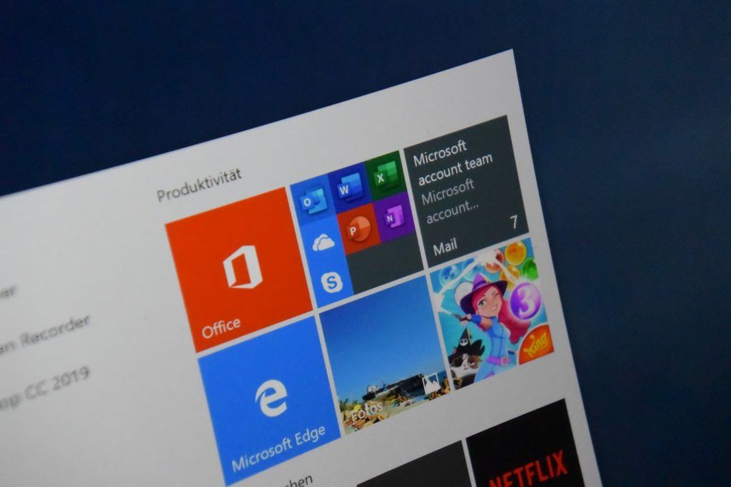 Startmenü von Windows 10, auf dem die Office-Anwendungen als Live-Kachel angepinnt sind