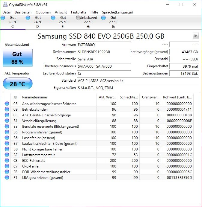 Screenshot von der App CrystalDiskMark, die den Lebenszustand einer SSD anzeigt.