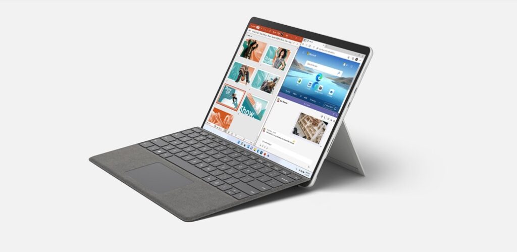 Surface Pro 8 im Kickstand-Modus samt Surface Type Cover