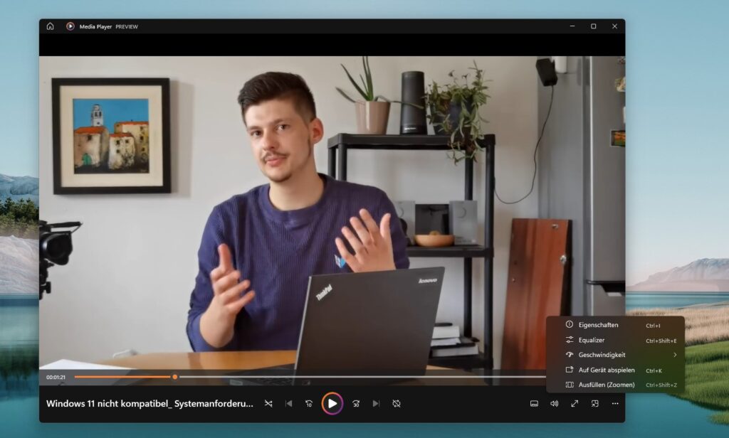 Ein WindowsArea Video, geöffnet im neuen Media Player. Im Video zusehen ist Albert vor einem Lenovo Thinkpad. Am unteren Fensterrand erkennt man die Menüleiste, die diverse Abspieloptionen beinhaltet.