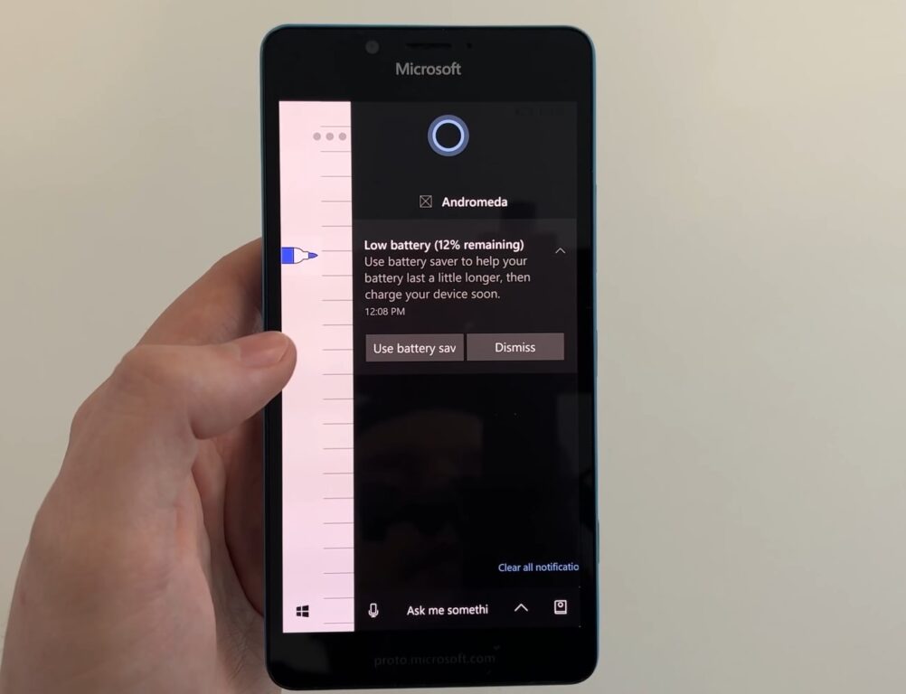 Screenshot der Benachrichtigungsliste. Über den Benachrichtigungen sitzt der typische Cortana-Kreis. In der Mitte befinden sich alle Benachrichtigungen. Unten ein Mikrofon-Symbol, um mit Cortana reden zu können.