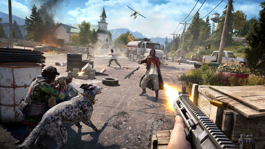 Promobild zu Far Cry 5. Beim Blick auf das Bild nimmt man die Perspektive des Spielers ein, der in der Ego-Perspektive eine Waffe hält und auf einen Gegner schießt. An der Seite des Spielers befindet sich ein NPC sowie ein Hund, der als Begleiter im Spiel fungiert. Niedergeschossen wird ein menschlicher Gegner.