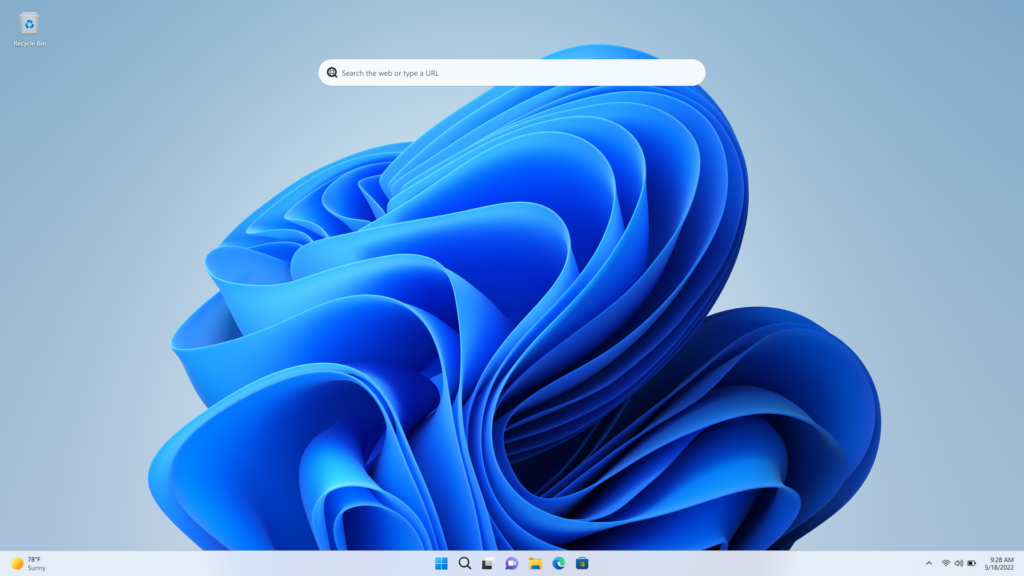 Screenshot vom Windows 11 Desktop mit aktivierter Suchleiste auf dem Desktop